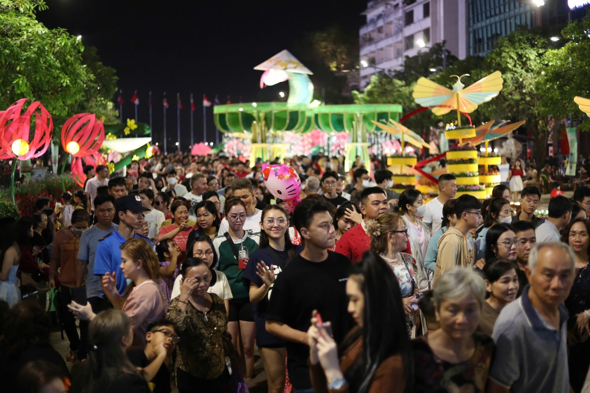 Hàng ngàn người dân tham quan tại đường hoa Nguyễn Huệ.