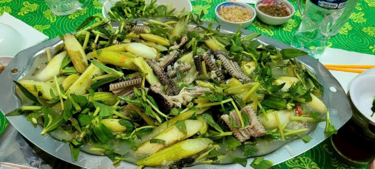 Rắn hổ Hành xào chua với rau bạc hà - món ăn độc lạ thực khách rất ưa chuộng