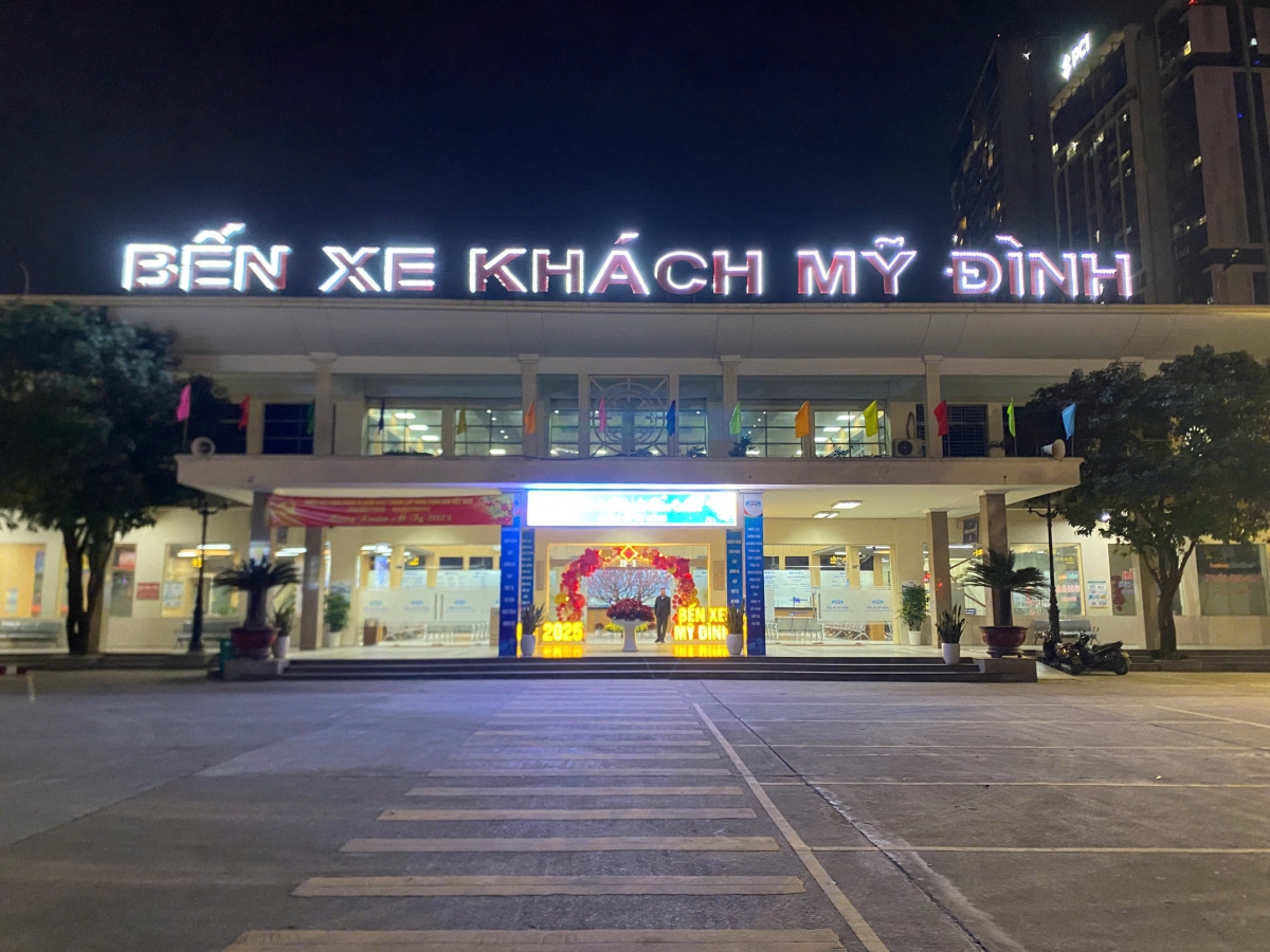 Theo cập nhật của PV Bảo Long ở đầu cầu Hà Nội, 20h tối, bến xe mỹ đình đã nghỉ, các chuyến xe cuối cùng đã rời bến từ buổi chiều