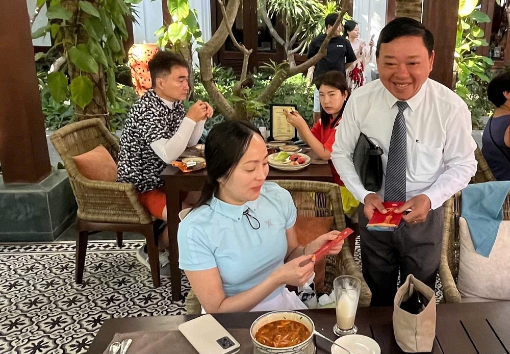 Giám đốc Sở Văn hoá, Thể thao và Du lịch tỉnh Bình Thuận Bùi Thế Nhân lì xì du khách đầu năm mới. Ảnh: Nguyên Vũ 