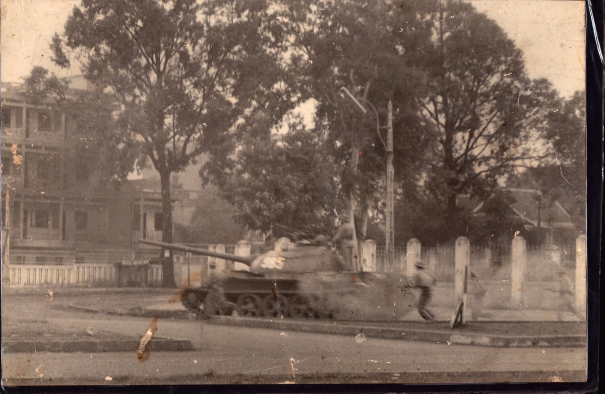 Xe tăng của bộ đội ta dánh chiếm ngã 6 thị xã Buôn Ma Thuột trong chiến dịch Xuân 1975 - Ảnh tư liệu