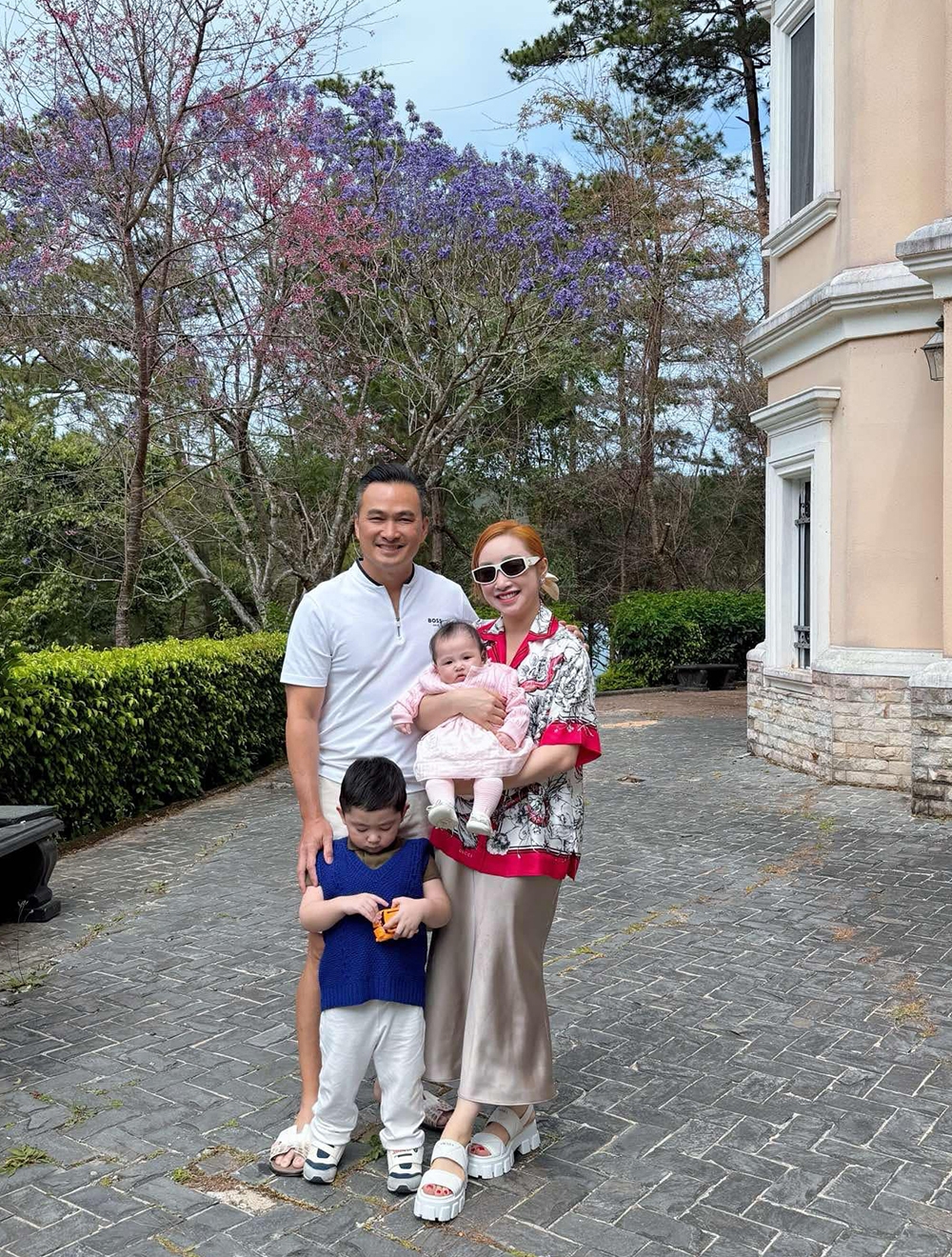 Gia đình Chi Bảo – Lý Thùy Chang vừa đưa hai con Gia Khang, Gia Linh đi Đà Lạt chơi, tận hưởng những ngày đầu năm thảnh thơi, trước khi trở lại guồng công việc bận rộn.