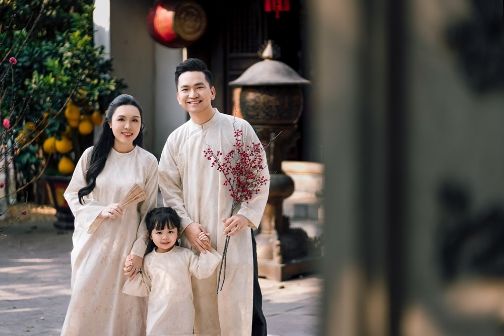 MC Hạnh Phúc và gia đình có chuyến du xuân ý nghĩa khi cùng nhau diện áo dài truyền thống. Nam MC VTV chia sẻ cậu con trai nhỏ được gửi lại cho ông bà chăm sóc, trong khi bố mẹ cùng cô con gái lớn thực hiện nét đẹp văn hóa đầu năm.