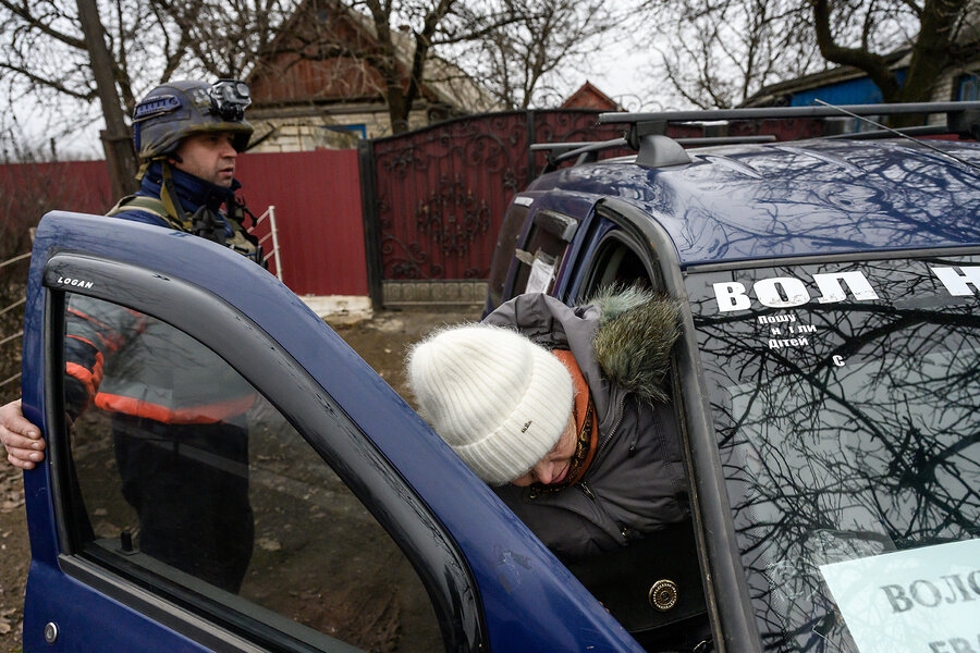 Binh sỹ Ukraine giúp sơ tán người dân tại Pokrovsk. Ảnh: Getty