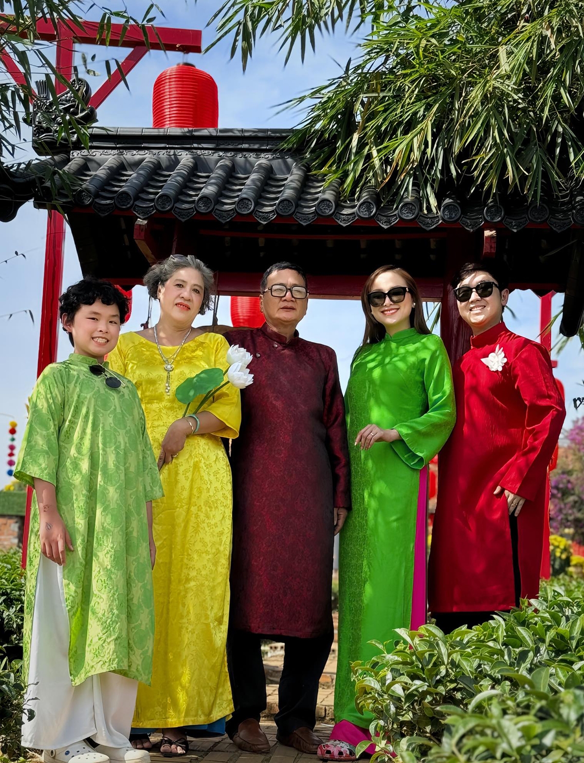 Cả nhà Diễm Hương xúng xính trong tà áo dài đi chơi, chụp ảnh mừng năm mới Ất Tỵ. “Ở đâu có ba mẹ, có gia đình, còn có người la rầy là có Tết”, Diễm Hương chia sẻ. (Nguồn: FBNV)