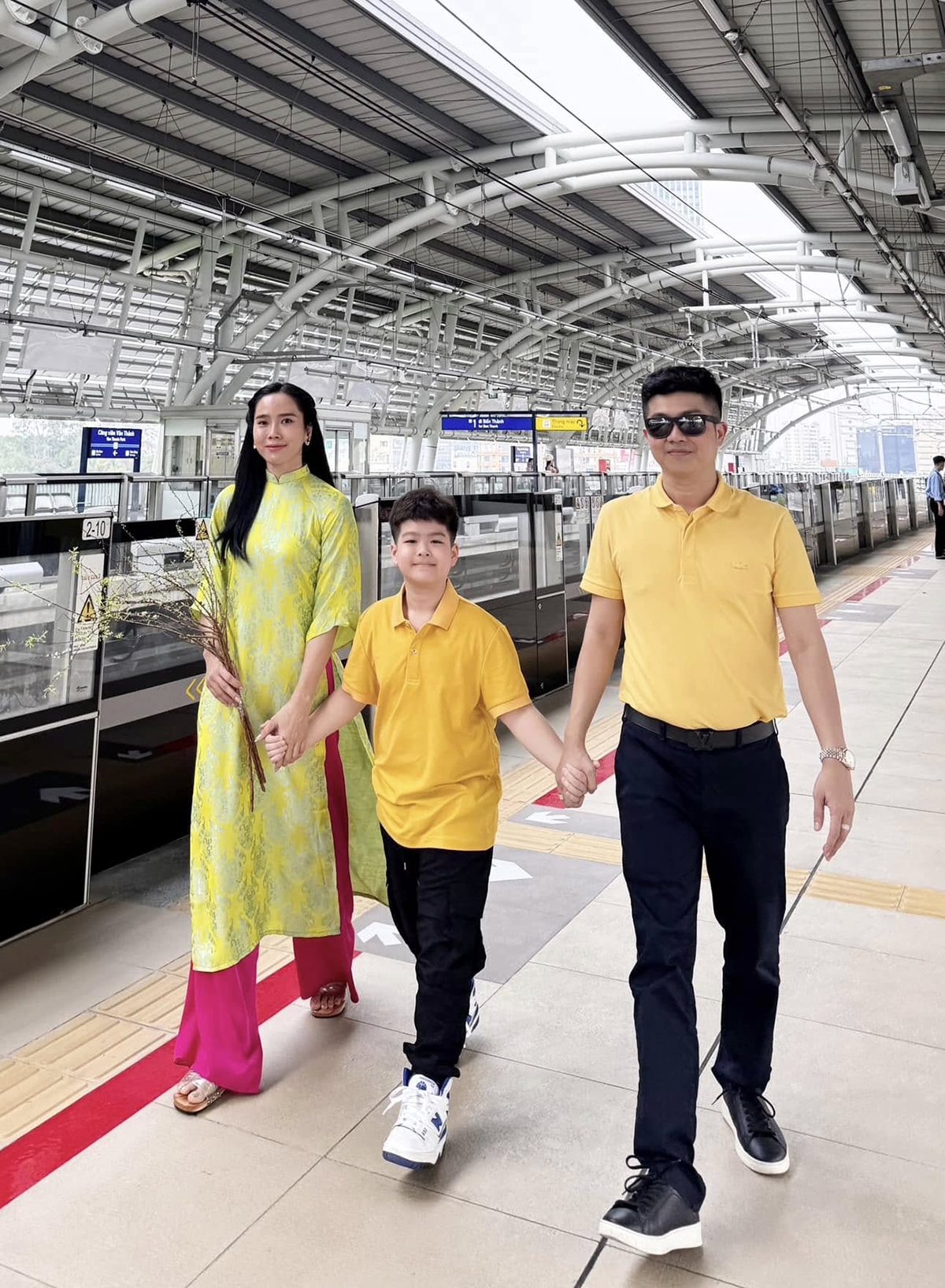 Nhân dịp đưa con trai lên TP HCM ăn Tết cùng mẹ - diễn viên Nhật Kim Anh - doanh nhân Bửu Lộc tranh thủ dẫn bé Bửu Long đi chơi với anh và bạn gái Bella Mai.
