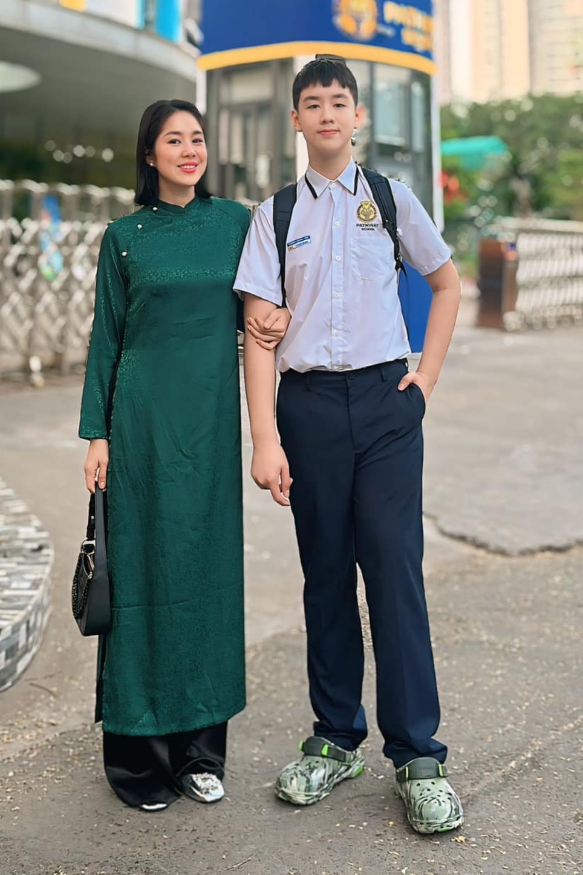 Lê Phương khoe ảnh đưa con trai Cà Pháo trở lại trường sau kỳ nghỉ Tết Nguyên đán. Cô cảm nhận cậu cả ở tuổi dậy thì cao lên từng tháng. Theo diễn viên, Cà Pháo mới học lớp 7 đã cao gần 1,8 m.