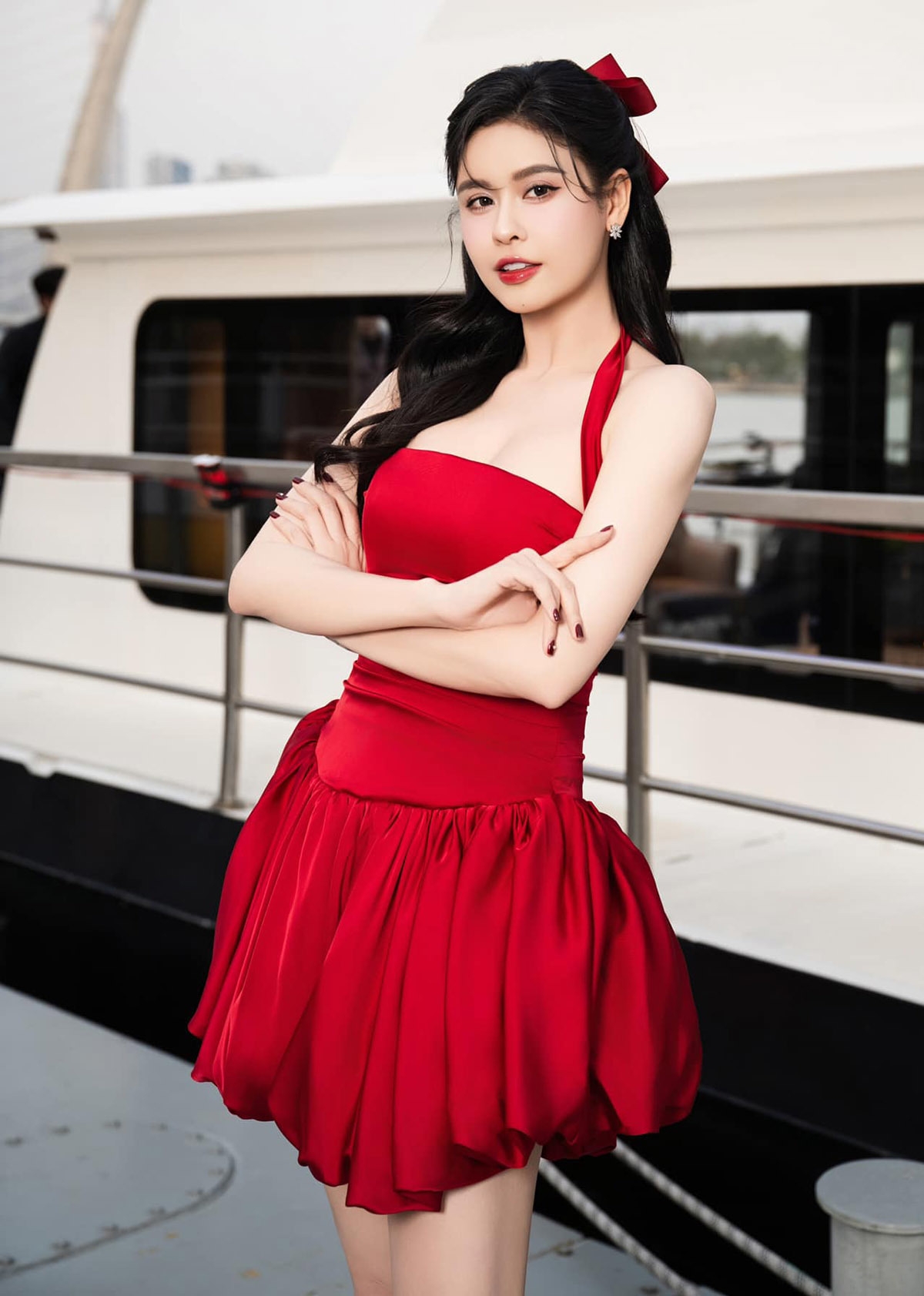 Trương Quỳnh Anh mặc gợi cảm, dự tiệc tân niên trên du thuyền cùng diễn viên Sam và một số bạn bè.