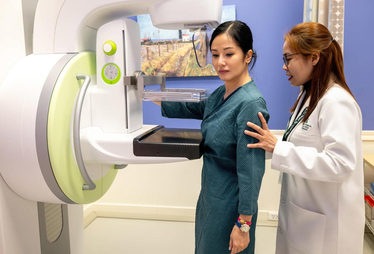 Hồng Nhung cho biết sau gần 3,5 tháng điều trị ung thư vú, mới đây ca sĩ vừa trở lại phòng khám cảm ơn đội ngũ y bác sĩ đã tận tình chăm sóc cô thời gian qua. “Bệnh nhân ung thư nói chung và ung thư vú nói riêng nếu được phát hiện sớm thì tỷ lệ chữa thành công cao. Khi bạn đọc được những dòng này, hãy yên tâm vì Bống Hồng Nhung đã mang trong mình một tâm thế mới: lạc quan và sẵn sàng chia sẻ”, Hồng Nhung cho biết.
