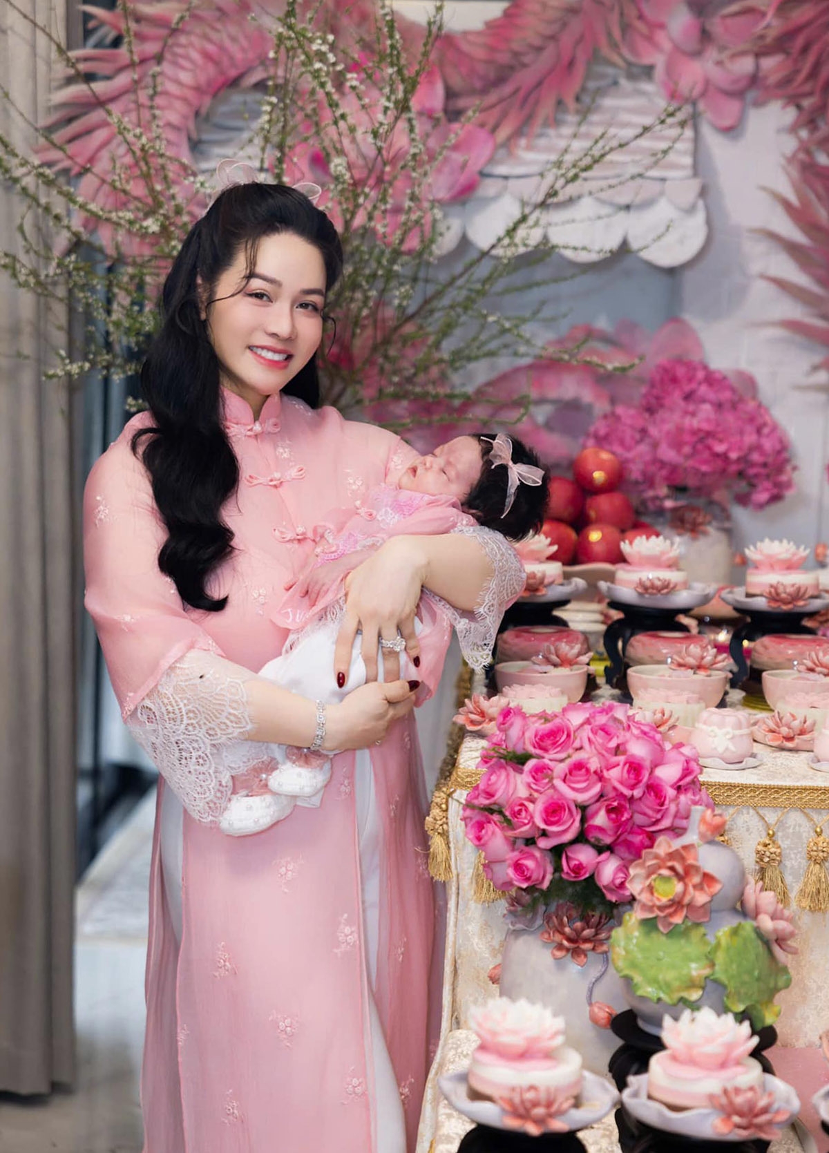 Nhật Kim Anh làm lễ cúng và tiệc mừng đầy tháng cho con thứ hai, bé Julia, tại biệt thự sân vườn ở TP.HCM. Đây là lần đầu người đẹp khoe diện mạo công chúa nhỏ. (Nguồn: FBNV)