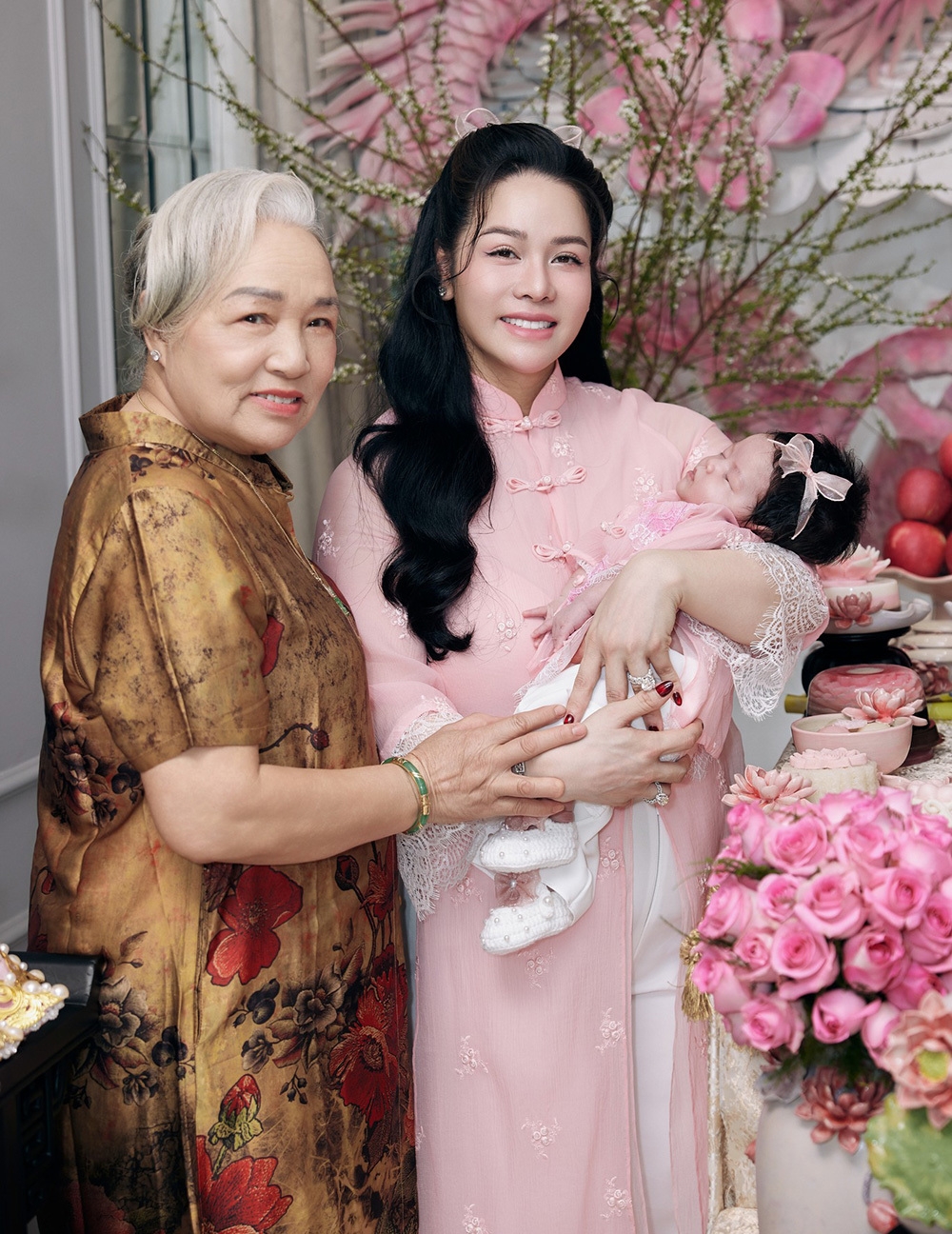 Mẹ Nhật Kim Anh cùng các con, các cháu từ Vũng Tàu lên TP.HCM thăm diễn viên, hội ngộ nhiều nghệ sĩ ở tiệc đầy tháng bé Julia. (Nguồn: FBNV)
