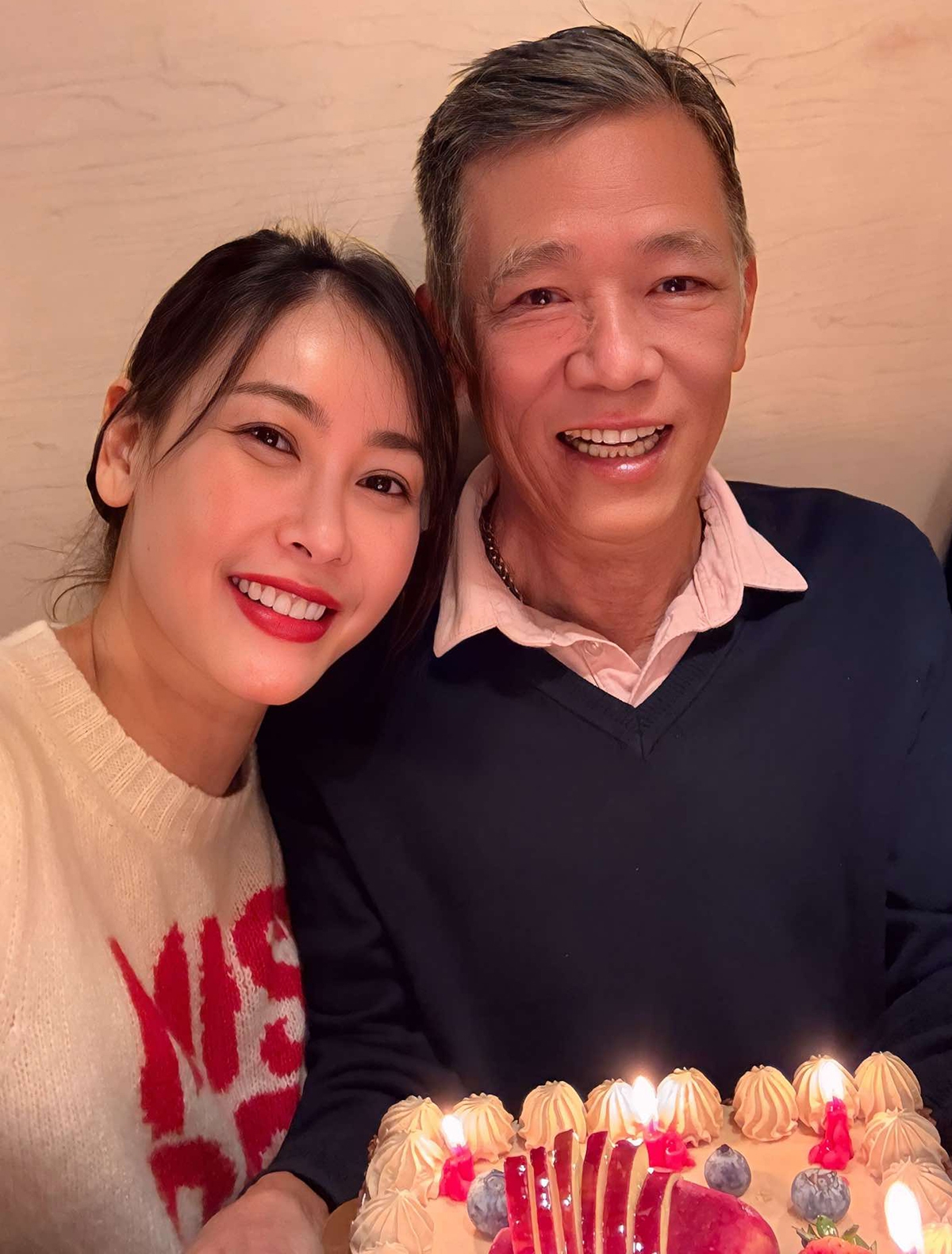 Hoa hậu Hà Kiều Anh quây quần bên gia đình, bạn bè ở Mỹ, mừng sinh nhật bố dượng - ông Vu On.