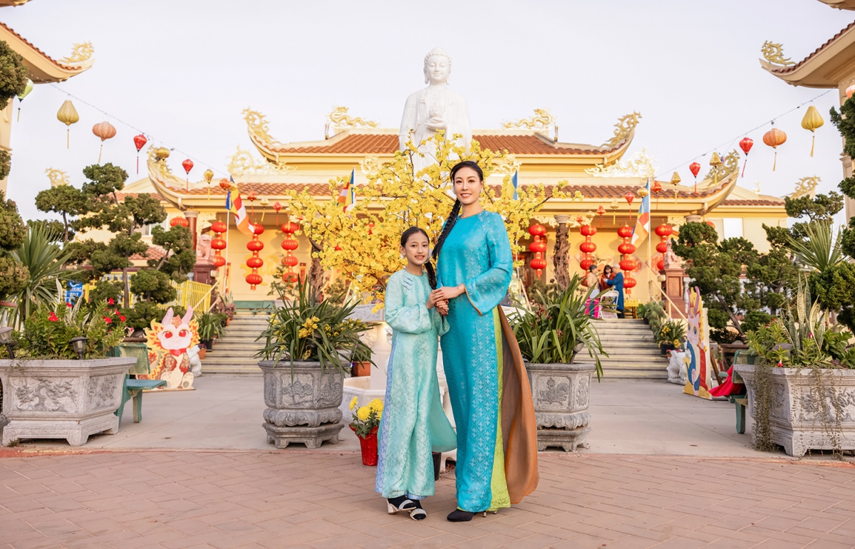 Hà Kiều Anh cho biết năm nay gia đình cô sang Mỹ ăn Tết cùng người thân bên ngoại. Mỹ nhân 7X chia sẻ ảnh cô diện áo dài, cùng con gái Viann vãng cảnh, thắp nhang tại một ngôi chùa nổi tiếng ở bang California, cầu may mắn, bình an trong năm mới.