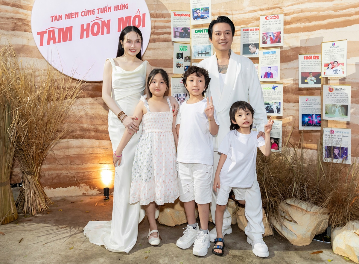 Ba nhóc tỳ nhà Tuấn Hưng gồm Su Hào, Son và Sâm mặc đồng điệu màu trắng dự tiệc tân niên cùng bố mẹ. (Nguồn: FBNV)