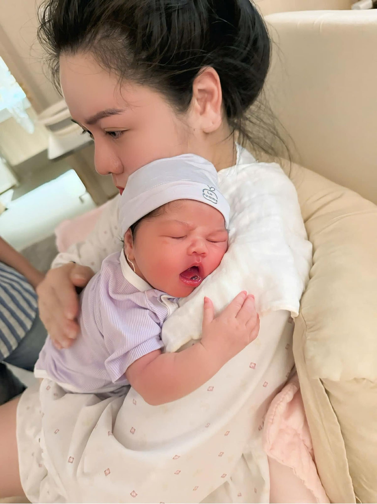 Nhật Kim Anh sinh con gái Julia hồi tháng 1. Diễn viên cho biết cô mãn nguyện bởi sau 10 năm chờ đợi với nhiều nỗ lực, cuối cùng ước mơ có con thứ hai đã thành hiện thực.