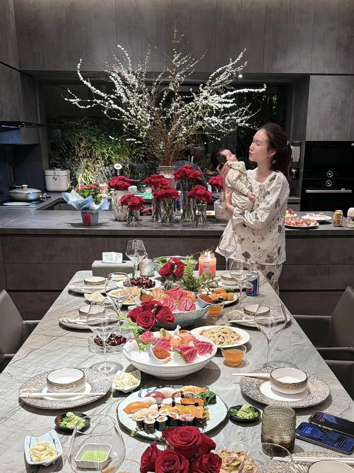 Diễn viên Hương Giang bày tiệc sashimi, mời một vài người bạn thân thiết đến mừng đầy tháng con trai. Từ khi con trai chào đời, nữ diễn viên gần như chỉ ở nhà chăm sóc em bé. (Nguồn: FBNV)