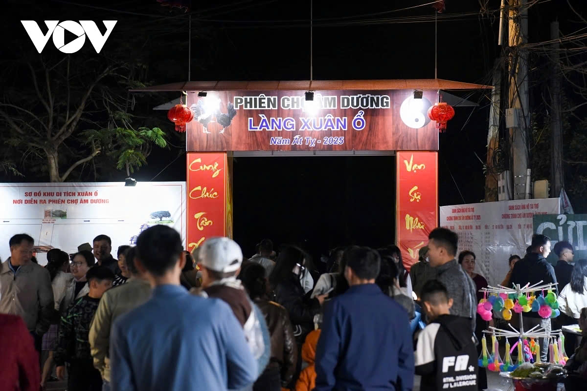 The market meets annually on the night of the fourth to the early morning of the fifth day of the Lunar New Year, as part of the local spring festival.