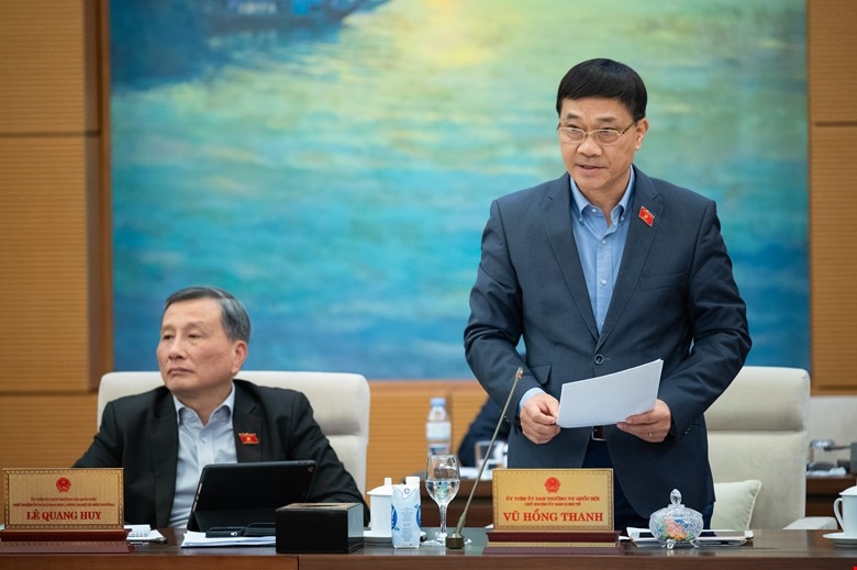 Chủ nhiệm Ủy ban Kinh tế Vũ Hồng Thanh trình bày thẩm tra dự án