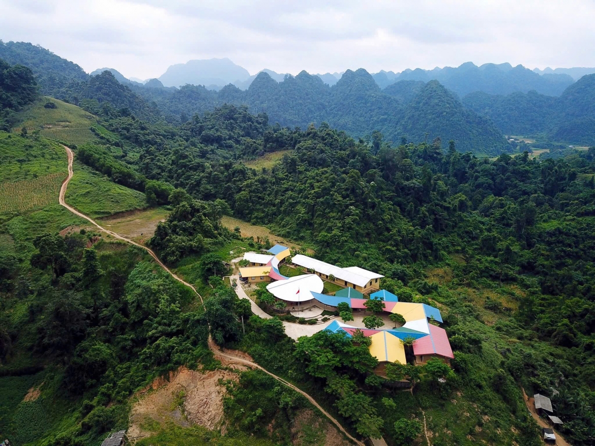 Điểm trường Lũng Luông (Võ Nhai, Thái Nguyên) là công trình trường học vì cộng đồng đầu tiên do Văn phòng kiến trúc 1+1>2 thiết kế, được xây dựng với sự chung tay của Quỹ Trò nghèo vùng cao và Quỹ Phượng Hoàng (nguồn ảnh: Văn phòng kiến trúc 1+1>2)