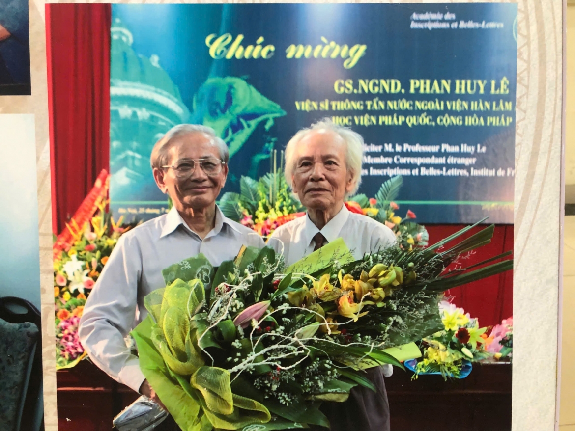GS Phan Huy Lê và GS Đinh Xuân Lâm (phải)