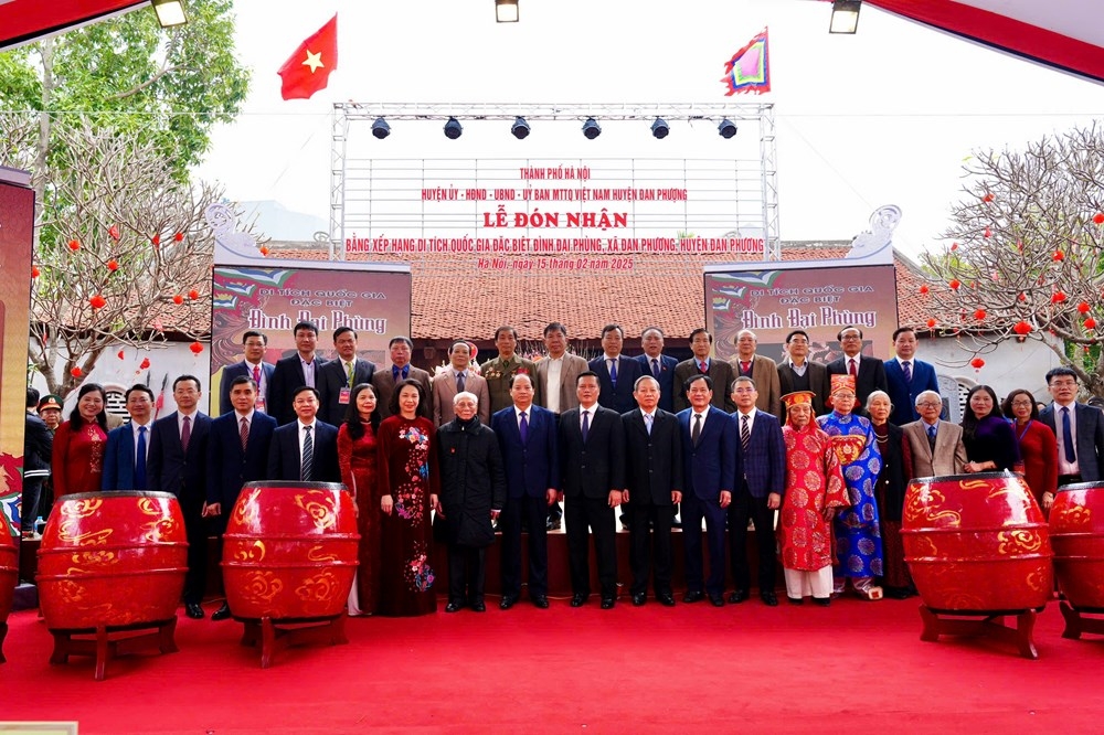 Các đại biểu chụp hình lưu niệm