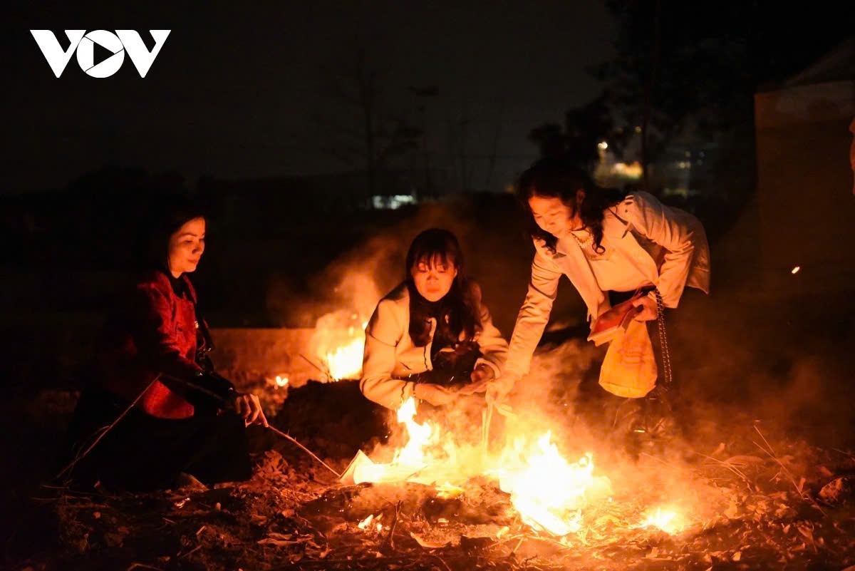 Locals and visitors to the Yin-Yang market often burn incense and paper offerings for the deceased, hoping for their peaceful rest in the afterlife.