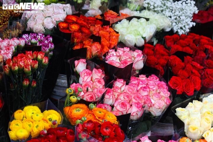 Sát ngày Valentine, giá hoa tươi nội cũng tăng mạnh 25 - 30% so với ngày thường.