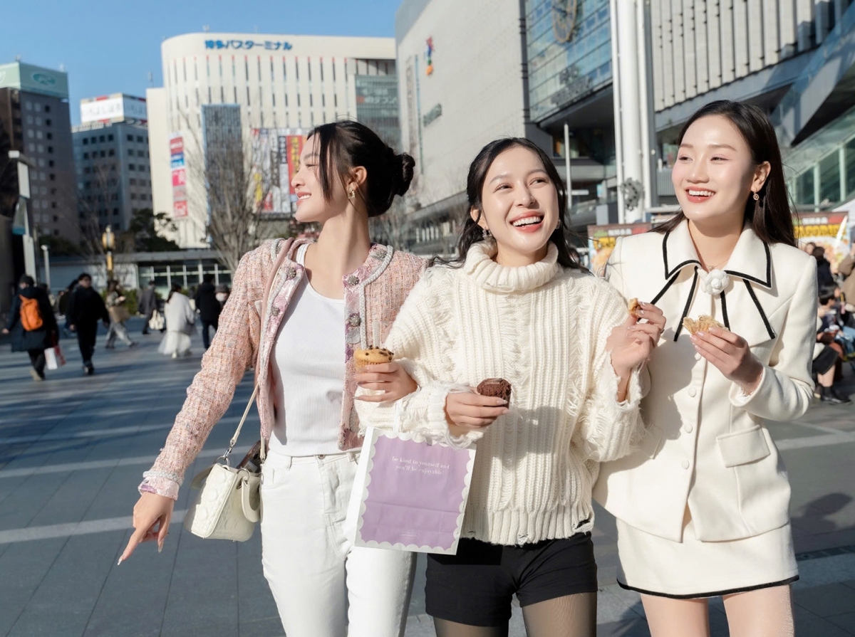 Hoa hậu Kiều Duy cùng hai á hậu du xuân ba nước Trung Quốc, Nhật Bản, Hàn Quốc bằng siêu du thuyền. Ba nàng hậu tung tăng dạo chơi trên đường phố Busan, Hàn Quốc.