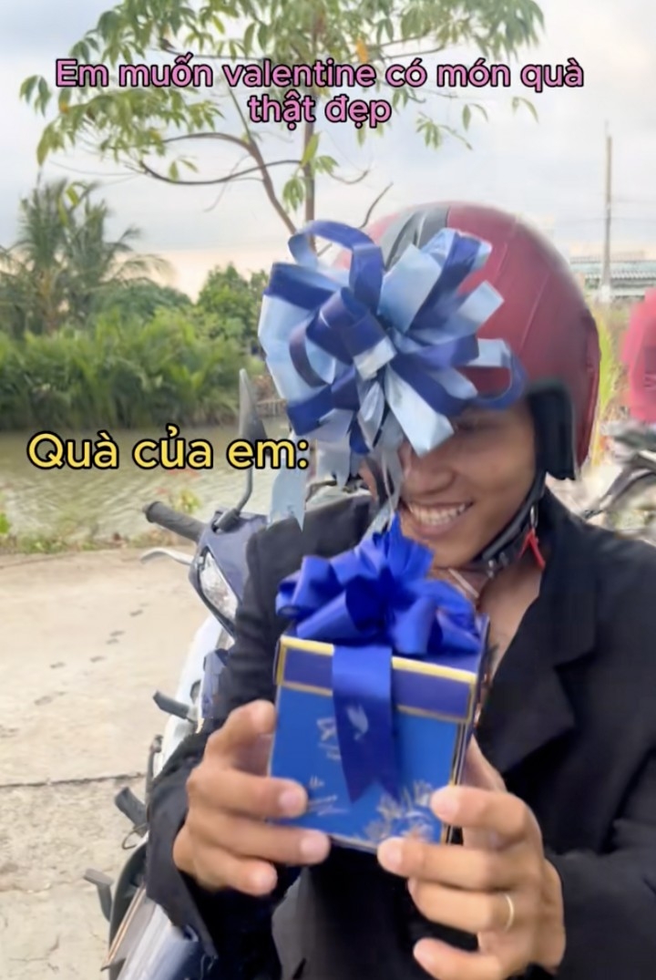 "Anh chính là một món quà", đó chính là thông điệp mà chàng trai này muốn gửi tới nửa kia trong Ngày lễ Tình nhân. (Ảnh: Phước Mắt Nai)