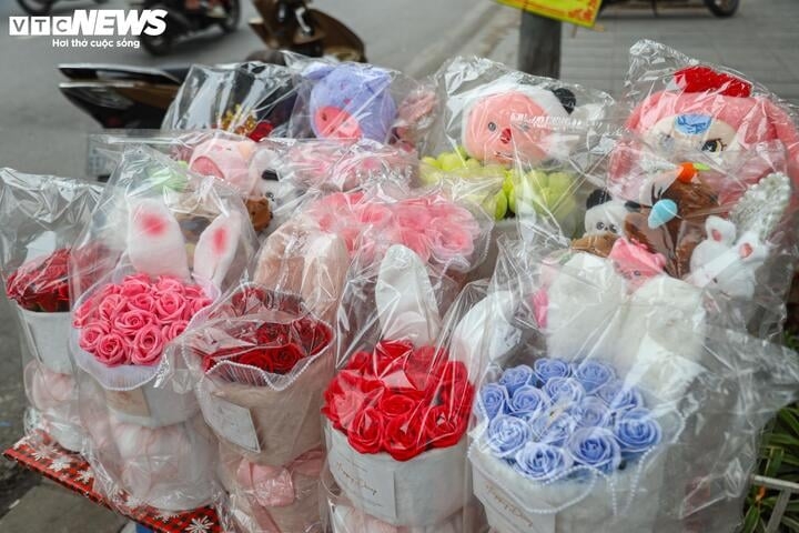 Các loại hoa sáp, hoa lụa kèm gấu bông có giá 250.000 - 500.000 đồng/bó.
