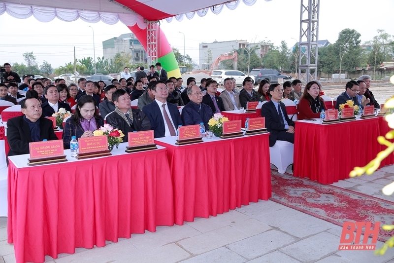 Các đại biểu dự buổi lễ.