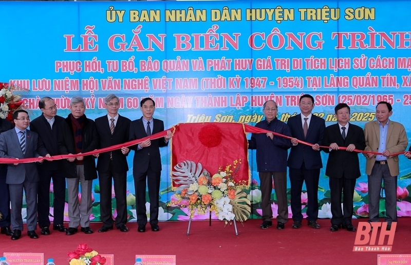 Các đại biểu thực hiện nghi thức gắn biển công trình phục hồi, tu bổ, bảo quản và phát huy giá trị Di tích Lịch sử cách mạng Khu lưu niệm Hội Văn nghệ Việt Nam (thời kỳ 1947-1954) tại làng Quần Tín, xã Thọ Cường.
