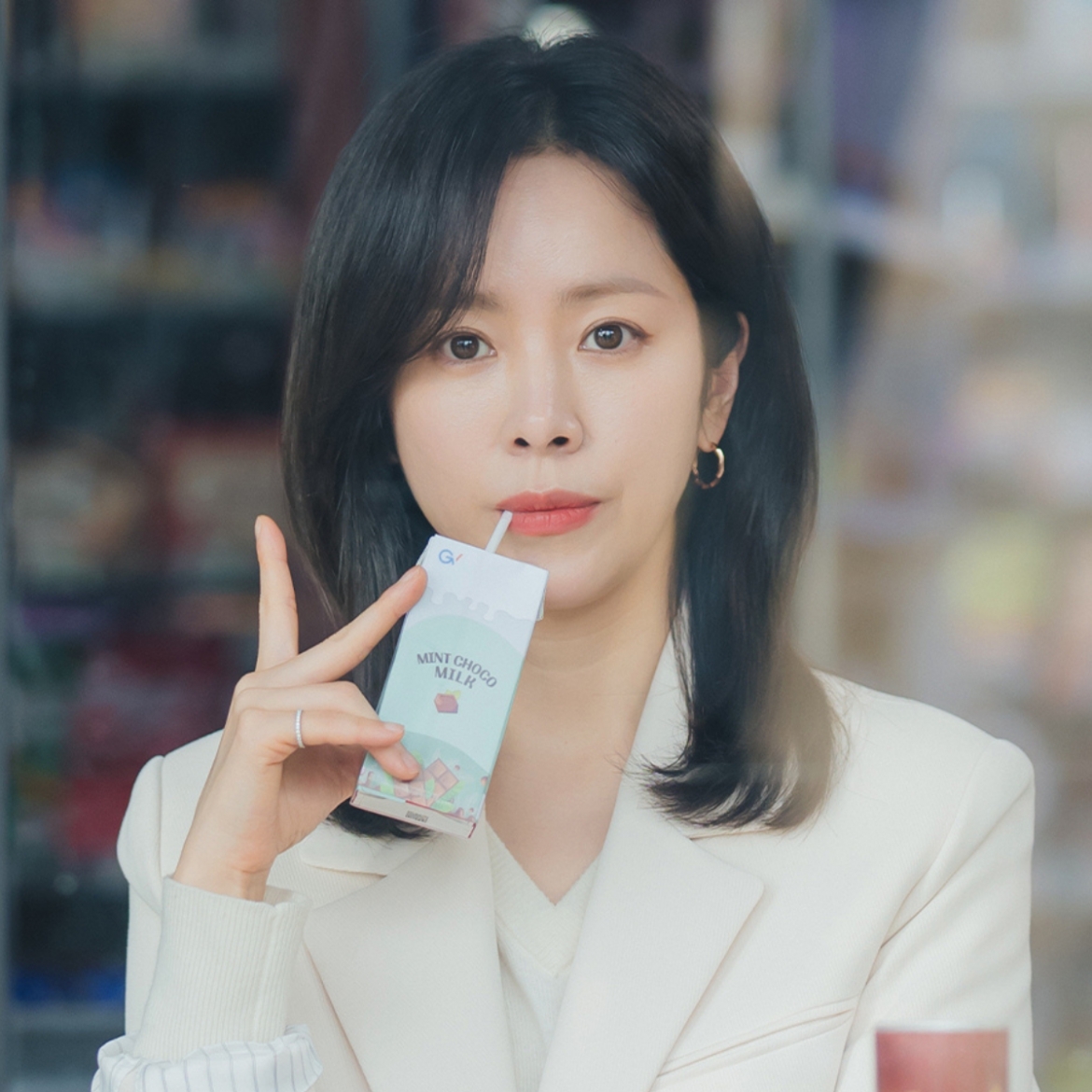Sự độc lập ấy khiến nữ CEO sống như cỗ máy, chỉ bật “công tắc” mỗi khi làm việc. Người trợ lý xuất hiện, cố gắng giúp cô bật lại “công tắc” cho chính cuộc đời mình. “Phản ứng hóa học” tự nhiên của nàng tổng tài Kang Ji Yoon và chàng “thư ký hoàn hảo” Yoo Eun Ho (Lee Joon Hyuk đóng) tạo nên những khoảnh khắc hài hước và đáng yêu trong chuyện tình.