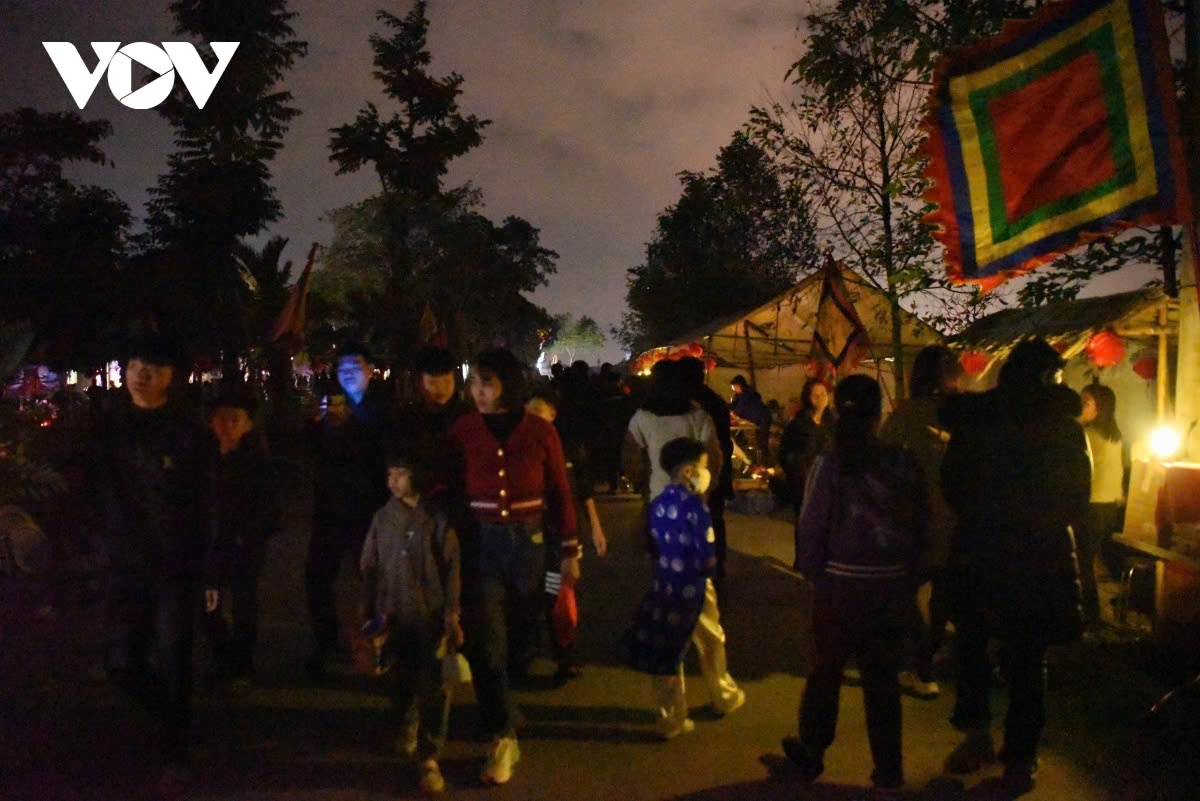 According to preserved historical records, there was a fierce battle in Bac Ninh province in 43 AD between the two Trung sisters’ troops and those of the Han Dynasty led by General Ma Yuan, resulting in many deaths. After the battle, the relatives of those fallen soldiers would return to the battlefield on the days following the Lunar New Year to pay tribute to their loved ones.