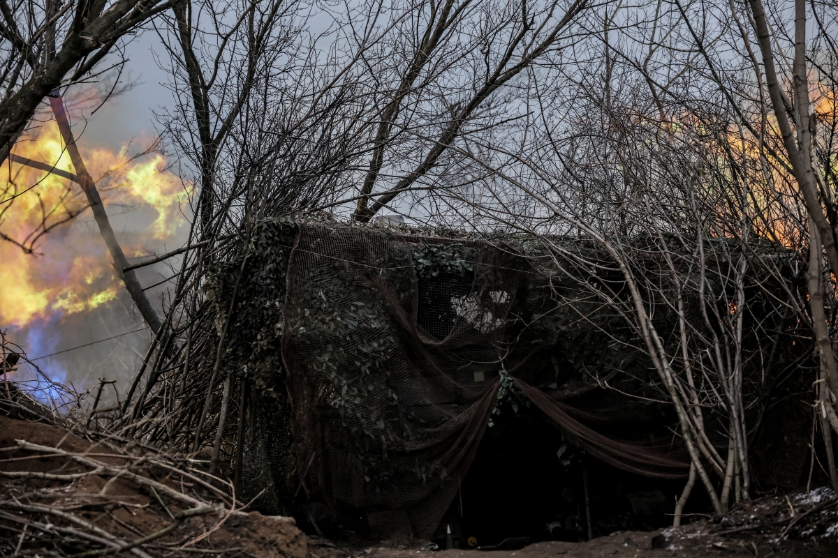 Binh lính Ukraine khai hỏa lựu pháo về phía quân đội Nga ở Chasov Yar. Ảnh: Reuters