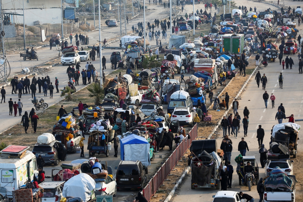 Người dân Palestine chờ đợi để được phép trở về nhà của họ ở phía Bắc dải Gaza. Ảnh: Reuters