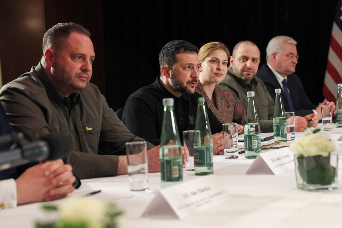 Tổng thống Ukraine Volodymyr Zelensky trong cuộc họp song phương với Phó Tổng thống Mỹ JD Vance ở Munich, Đức ngày 14/2. Ảnh: Reuters