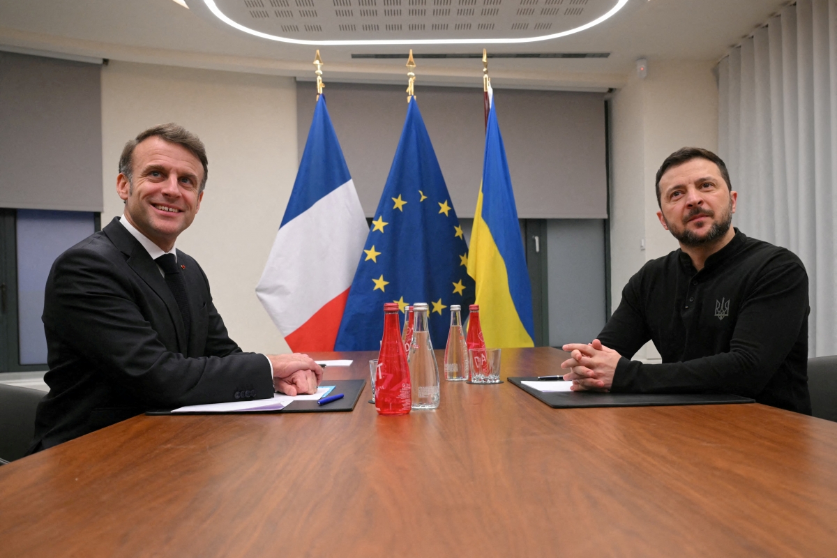 Tổng thống Pháp Emmanuel Macron và Tổng thống Ukraine Volodymyr Zelensky. Ảnh: Reuters