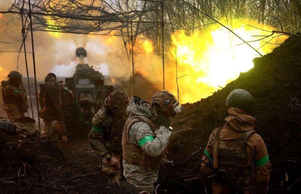 Một trận địa pháo của lính Ukraine (Ảnh: Reuters)