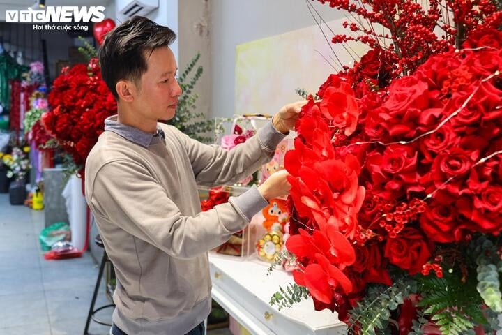 Anh Nam, quản lý cửa hàng cho biết: "Vào ngày lễ tình nhân Valentine, các loại hoa tươi được khách lựa chọn nhiều thường là hoa hồng Đà Lạt, hoa hồng nhập ngoại, hoa tulip...dù giá các loại này khá đắt đỏ".
