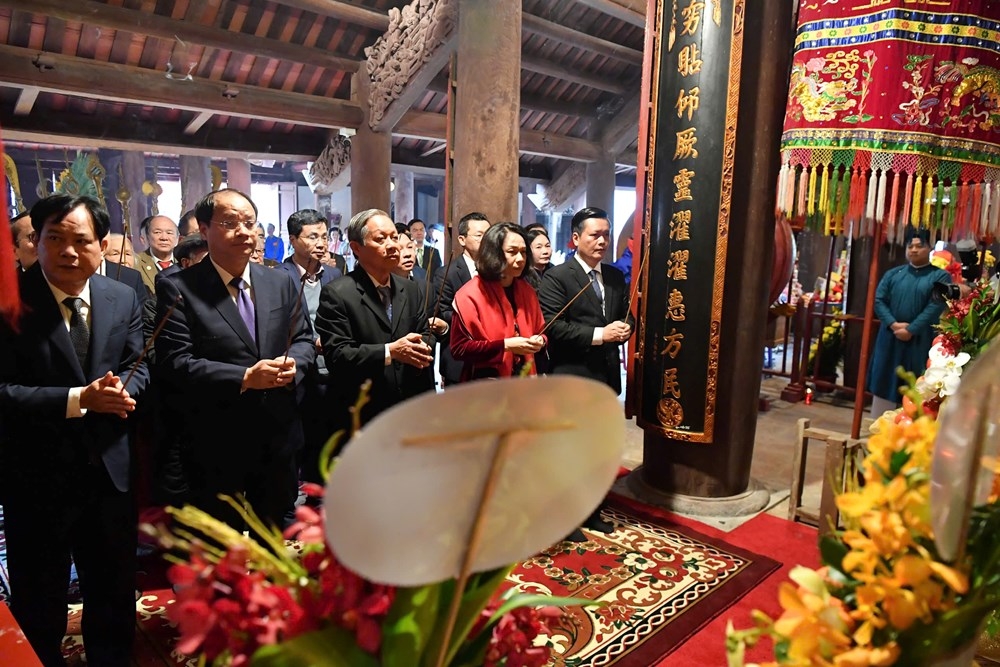 Các đại biểu thành kính dâng hương