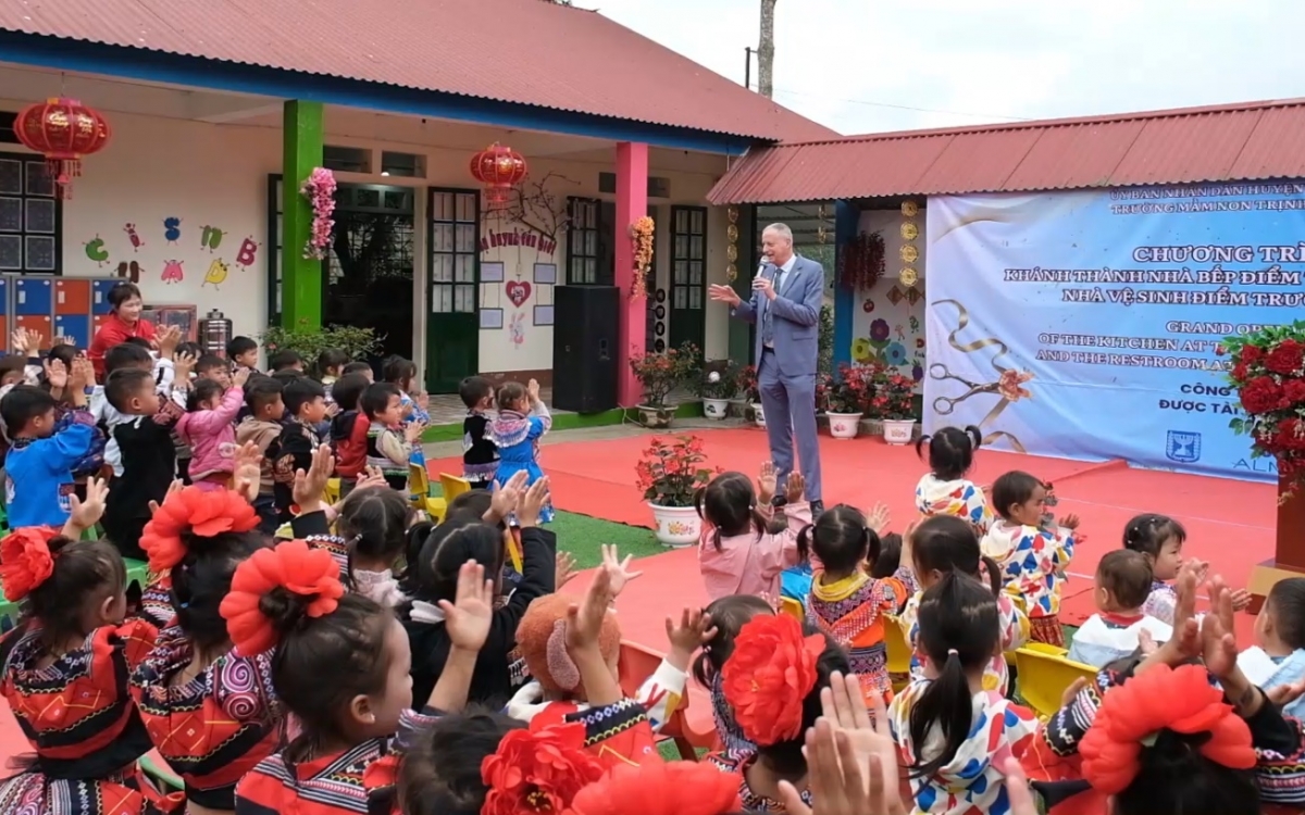Đại sứ Israel tại Việt Nam Mayer và các học sinh trường mầm non Trịnh Tường.
