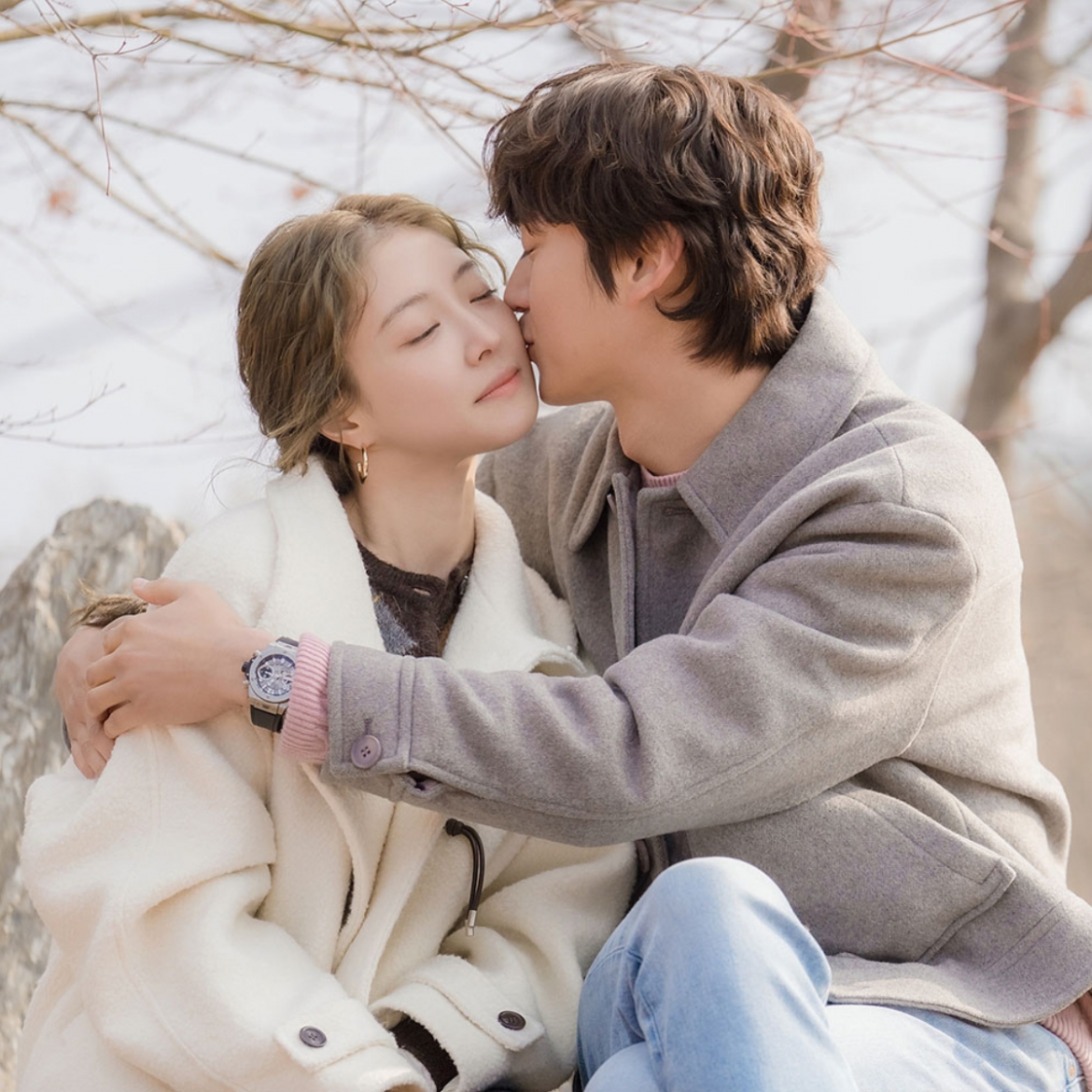Ji Kang Hee (Lee Se Young đóng) trong phim Nhà nghỉ California là biểu tượng của sự chung thủy, kiên trì với tình yêu của mình. Từ nhỏ đến lớn, dù trải qua bao nhiêu thay đổi, dù xinh đẹp hay có lúc không hoàn hảo, cô vẫn chỉ yêu duy nhất một người. Sau 12 năm trốn lên thành phố lập nghiệp, cô về quê và “nối lại tình xưa” với mối tình đầu Cheon Yeon Soo (Na In Woo đóng).
