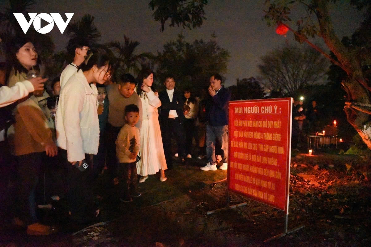 Over time, people came to believe that the gate of the underworld only opened once a year, on the night of the fourth day of the Lunar New Year into the early morning of the following day, allowing the souls of the departed to visit their living relatives on Earth. Such belief gave rise to the unique the Yin – Yang market, where people gather to honour their ancestors and loved ones, symbolically connecting the living and the dead.