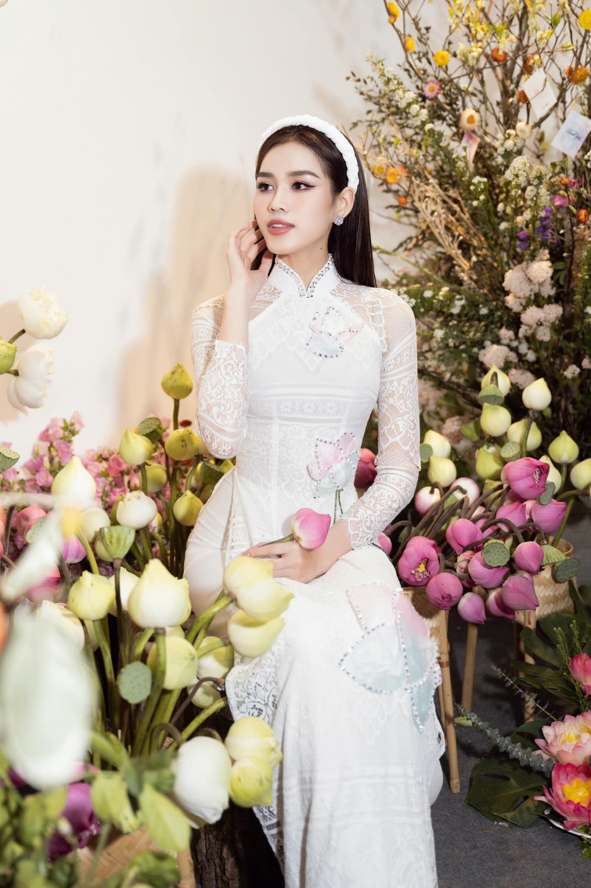 Hoa hậu Đỗ Thị Hà đã đổi hết các thông tin cá nhân trên Fanpage, Facebook và Instagram cá nhân thành "Miss Vietnam 2020", xóa bỏ hết những thông tin liên hệ công việc như các nàng hậu thuộc quản lý của Sen Vàng. Nhiều người cho rằng Đỗ Thị Hà đang "phát tín hiệu" rời công ty, sắp lấy chồng đại gia.