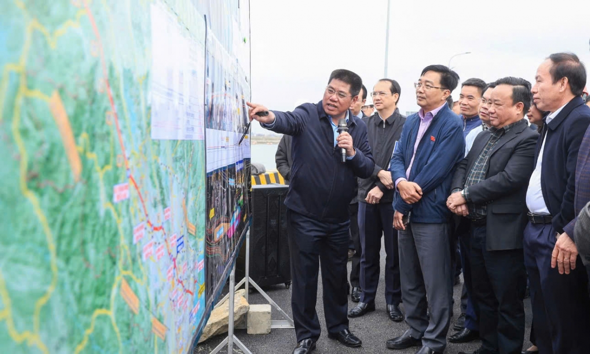 Ông Vũ Hồng Phương, Giám đốc Ban Quản lý dự án đường sắt làm rõ các nội dung Dự án tại khu vực Hà Nội.