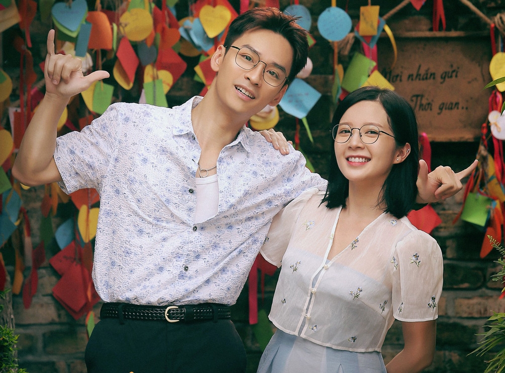 "Cha tôi, người ở lại" đánh dấu màn tái hợp của Ngọc Huyền và Trần Nghĩa sau "Chúng ta của 8 năm sau" phần 1 nhưng từ vai người yêu, họ chuyển sang đóng anh em.