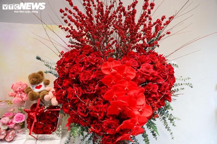 Ví dụ, những lẵng hoa hồng Ecuador với tạo hình trái tim có giá tới 15.000.000 - 20.000.000 đồng. "Mỗi lẵng hoa sẽ được chúng tôi cầu kỳ làm trong 3 tiếng đồng hồ, tính từ ngày 9/2 đến hôm nay cửa hàng đã có hơn 100 đơn đặt hàng cho mẫu lẵng hoa này".
