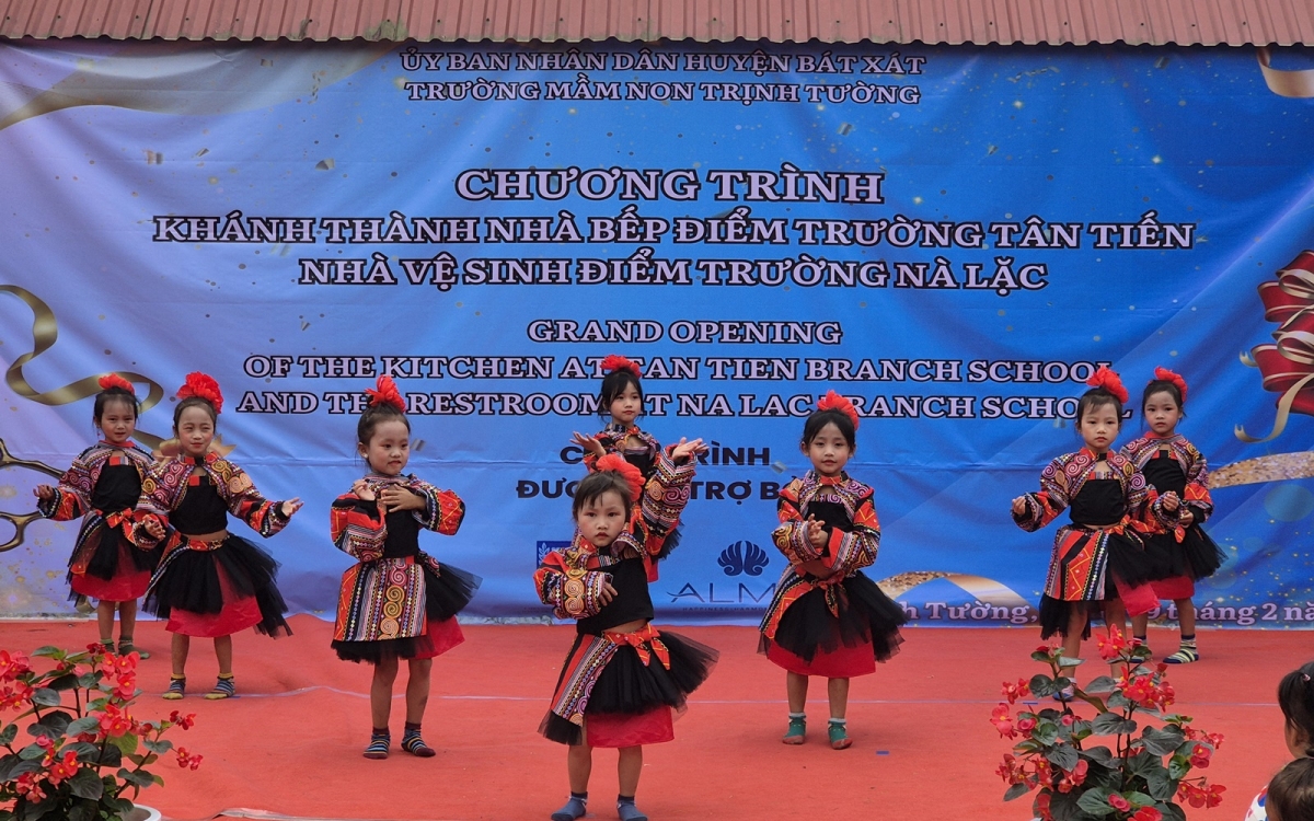 Tiết mục văn nghệ của các cháu học sinh mầm non Trịnh Tường.