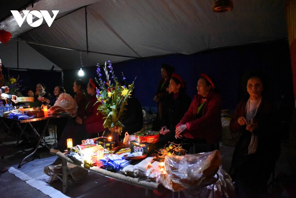 The market begins to take place on an empty plot of land next to a sacred temple in the area. It is a market unlike any other, with no tents or stalls, and it relies solely on the natural dim light of dusk, without candles.